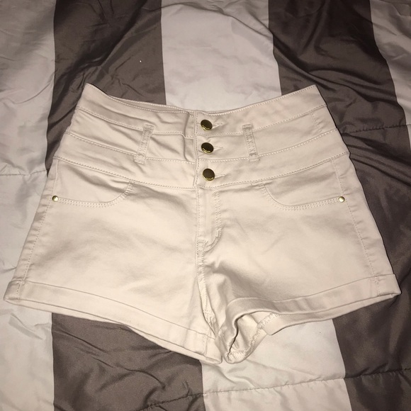 SOLD‼️ tan khaki shorts - Picture 2 of 3